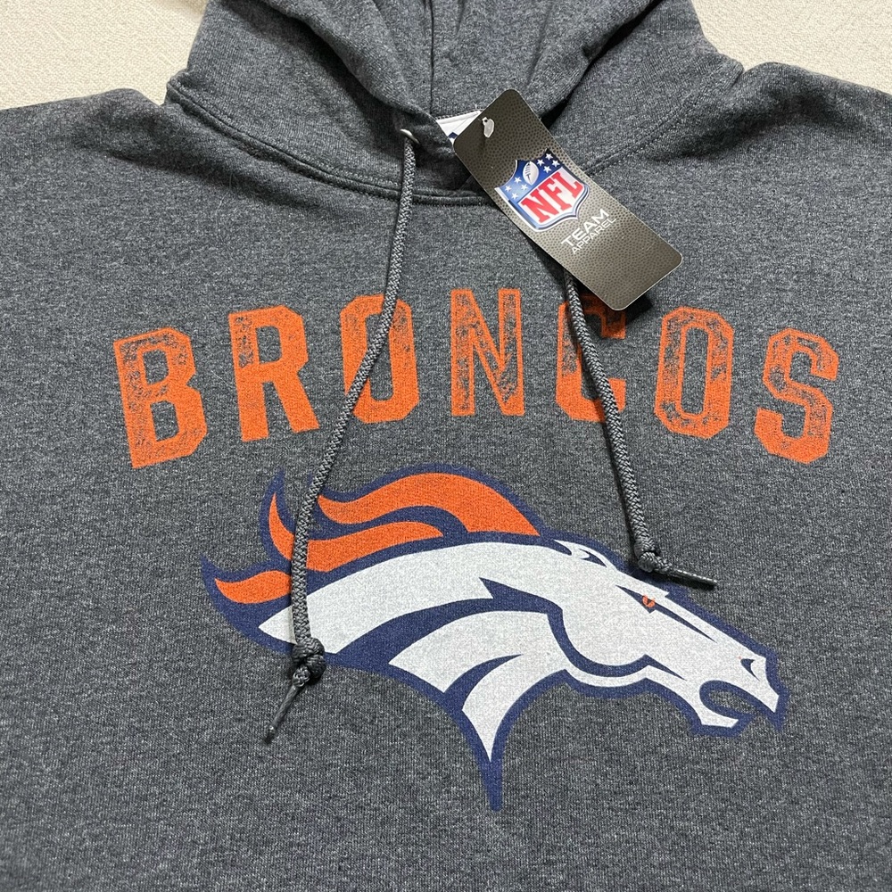 NEW NFL Majestic Denver Broncos Grey Distressed Logo Hoodie M - Picture 2 of 4